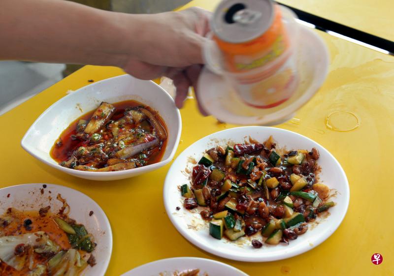 食物浪费的情况处处可见，调查发现，只有两成国人不会乱扔掉未食用的食品。（档案照） 