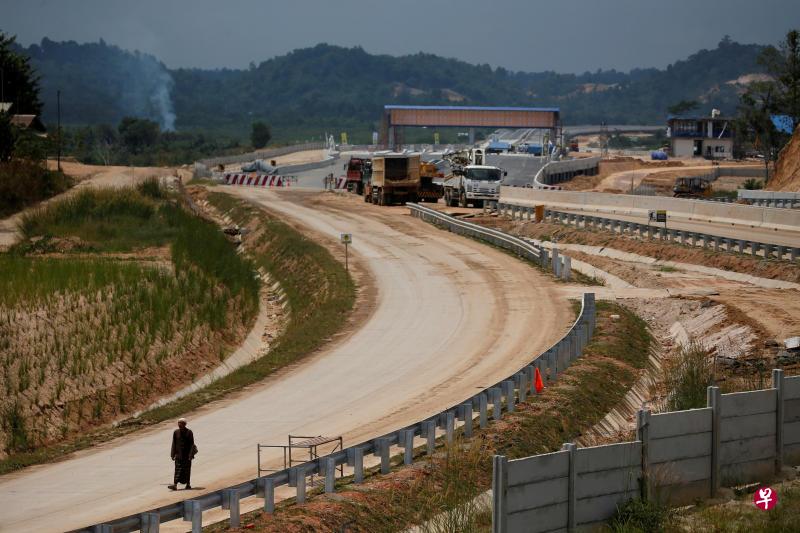 印尼新都预定地点之一的库台卡塔内加拉县内，一条连接巴厘巴板和沙马林达的收费大道正在施工。（路透社）