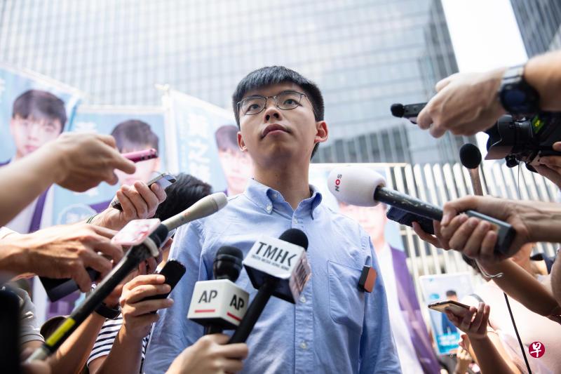 香港众志秘书长黄之峰28日在记者会上接受媒体采访。（彭博社）