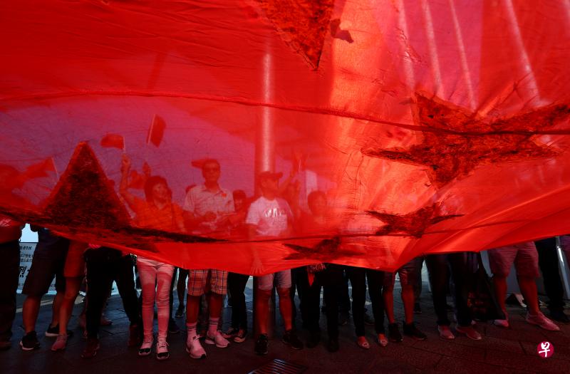 香港市民10月1日早晨在香港海港城外聚集庆祝中国国庆（路透社）