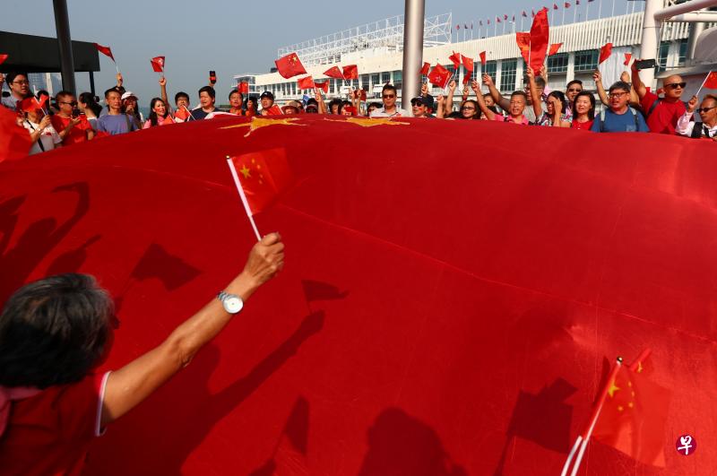 香港市民10月1日早晨在香港海港城外聚集庆祝中国国庆（路透社）