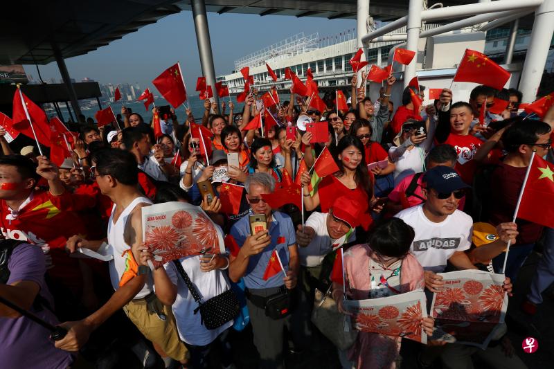 香港市民10月1日早晨在香港海港城外聚集庆祝中国国庆（路透社）