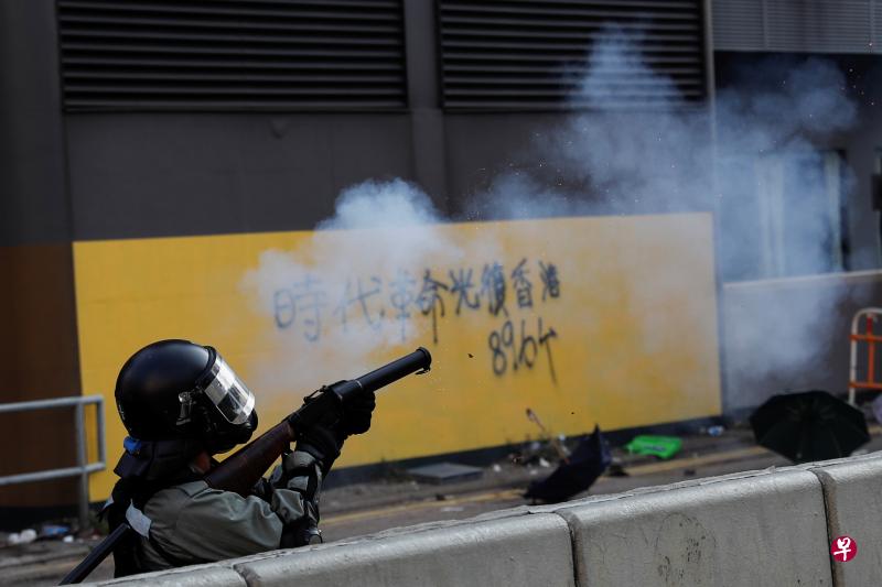 港警在发射催泪弹（路透社）