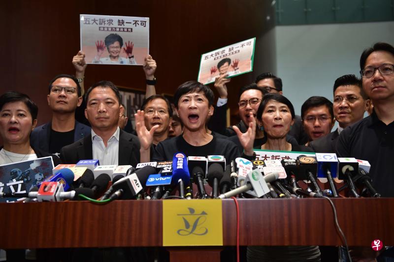 香港民主派会议召集人陈淑庄批评特首林郑月娥在四个月来的反修例示威中无管治能力，请她“收工”。（法新社）