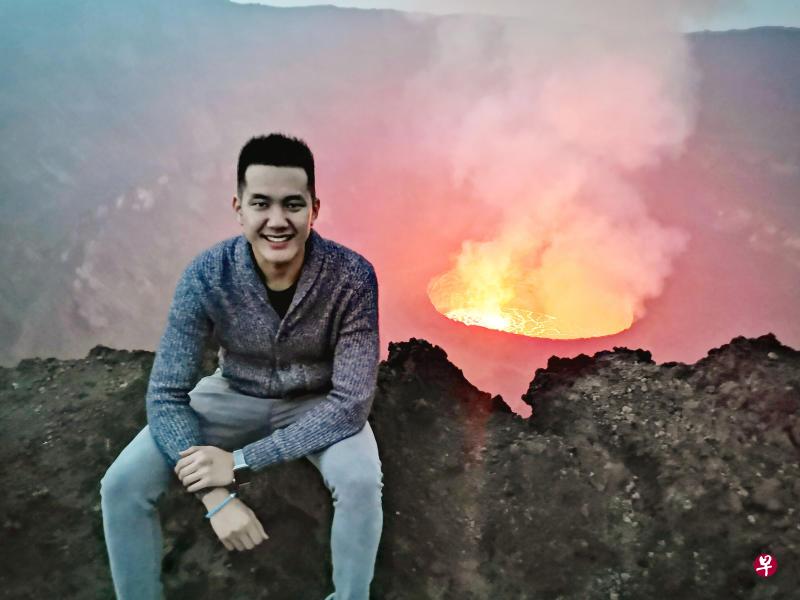 方永明在尼拉贡戈火山，刚果民主共和国境内的火山之一。（受访者提供） 