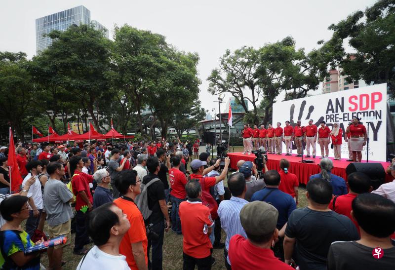 10月19日，新加坡民主党在芳林公园举办选前群众大会，强调该党将以反对增税（消费税、水电交通费等起价），预期1000万人口政策和公积金等课题，作为主要议题挑战执政党。（档案照）