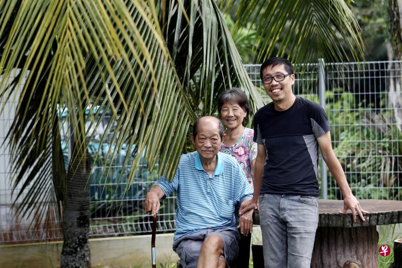 本地艺术家杨子强在新加坡、台湾两地授课，但每周必越过长堤回到柔佛笨珍探望父母。他坚持把“回家陪父母吃饭”排入忙碌琐碎的日常，不想让自己日后有遗憾，或有恨。