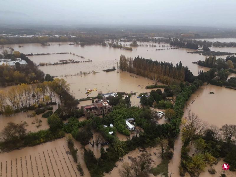 在法国东南部的勒卢克，大面积地区被水淹没。（法新社） 