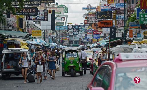 泰国曼谷背包客爱聚集的考山路（Khao San Road）将从12月16日开始，每周一从下午5时封路到午夜。（法新社） 