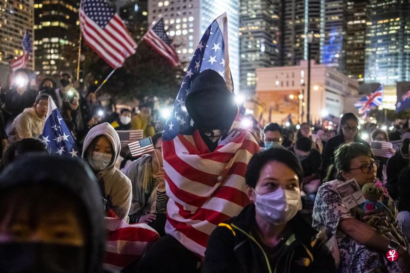 香港12月1日举行的三场游行与集会都获得警方的不反对通知书。图为反修例群体周四（11月28日）在美国总统特朗普签署《香港民主与人权法案》后集会庆祝。（彭博社）