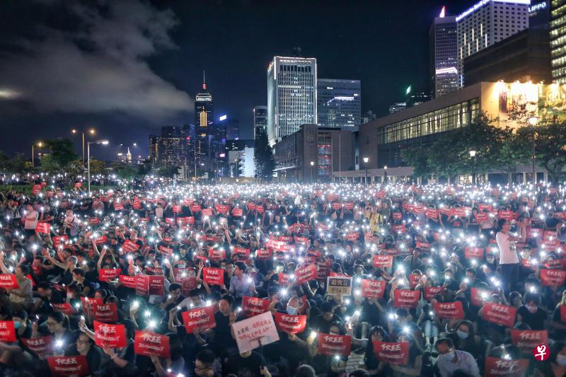 香港的反修例示威从平和走向暴力，其走向和拉锯时间之长，大概没有人一开始预估得到。图为6月26日，示威者在由民间人权阵线发起的集会上，亮起手机荧幕，要求港府回应五大诉求。 （欧新社）