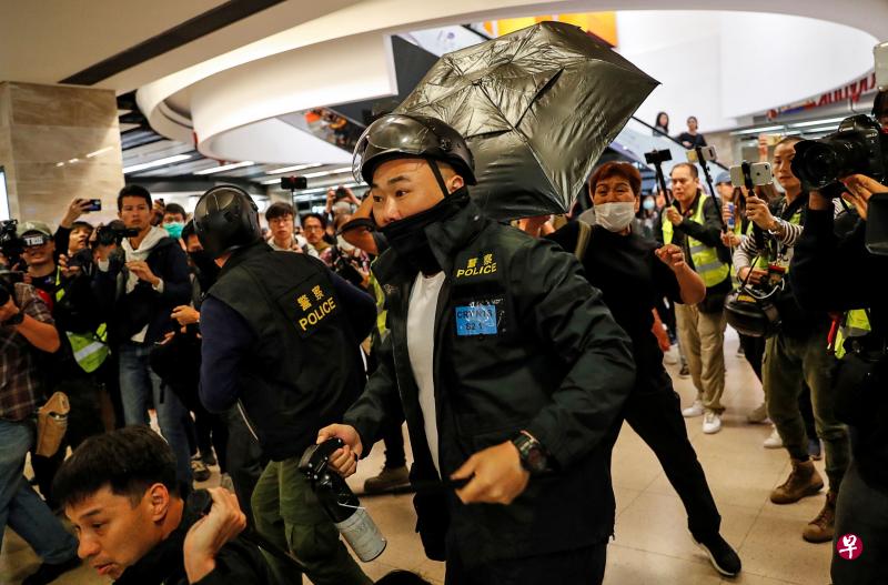 香港昨天（15日）再发生警民冲突，一名警察在沙田的新城市广场被示威者用雨伞攻击（路透社）