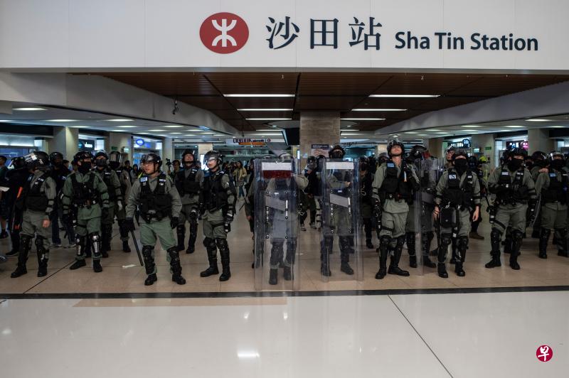 港警在沙田站外警戒。（法新社）