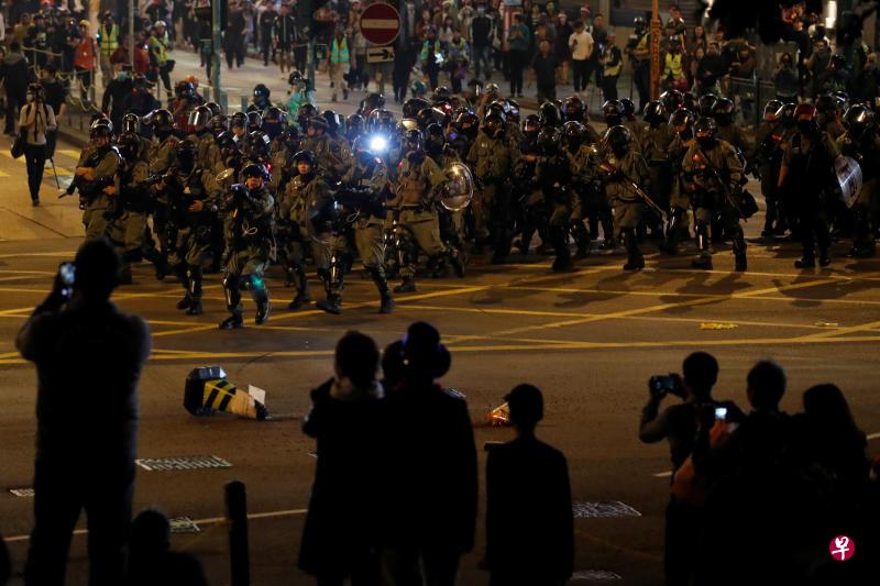 香港防暴警察昨晚在尖沙嘴驱散抗议人群。（路透社）