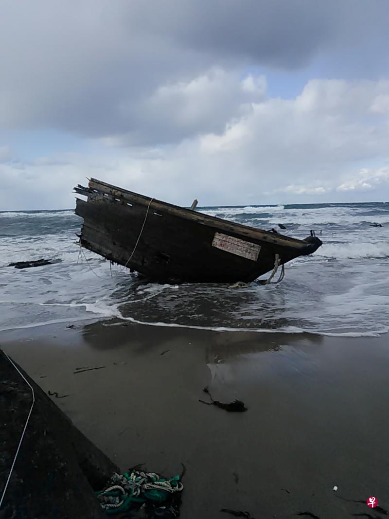 2019年12月27日，一艘疑似来自朝鲜的“幽灵船”被冲上日本佐渡岛海岸，日本官员在这艘渔船上发现七具高度腐烂的遗体。（路透社） 