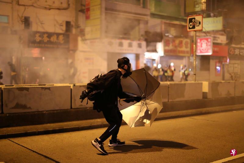 香港警方凌晨发布通告称，跨年夜有暴徒分别于屯门、荃湾及旺角投掷汽油弹。（路透社）