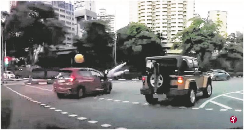 克里门梭道和合乐路的交界处周一早上发生车祸，15岁男学生在过马路时被一辆右转的红色车辆撞飞，之后送院治疗。（取自面簿）