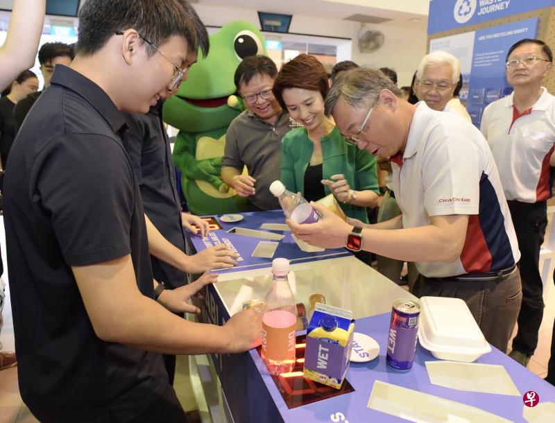 蔡厝港基层组织顾问、卫生部长颜金勇（右一） 和西南区市长刘燕玲（右二）出席了宣导活动，并与民众一起学习分类可回收物品。（林新泰摄） 