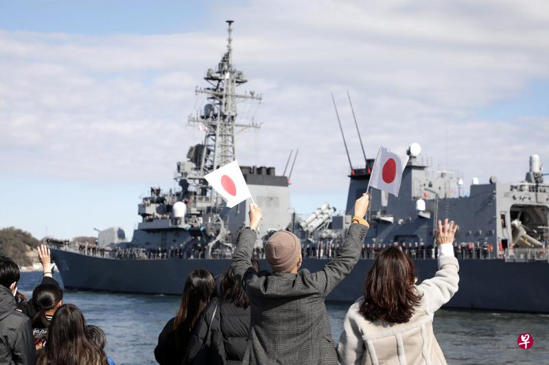 日本海上自卫队护卫舰“高波”号今天启程前往中东。（法新社） 