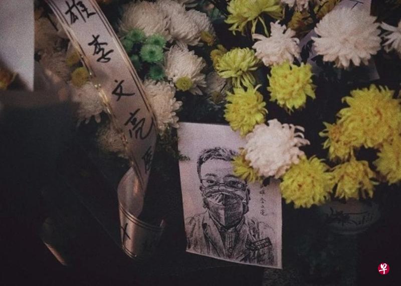 民众献鲜花悼念李文亮医生。（中新社）