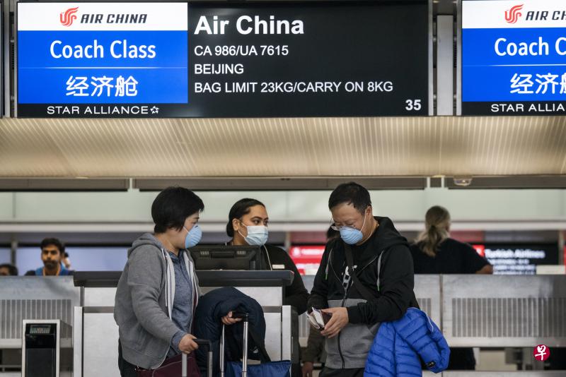 1月31日，有中国旅客在美国旧金山国际机场搭乘航班归国。（彭博社）