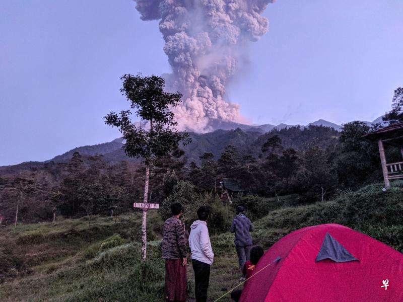 默拉皮火山周二喷发，火山灰柱高达6000米。（路透社） 