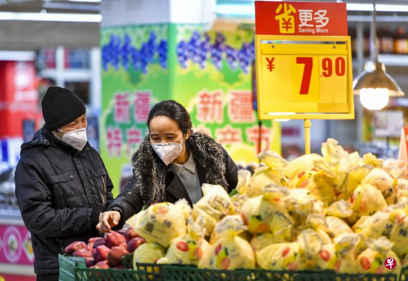 中国居民消费价格指数（CPI）今年2月同比上涨5.2%，符合市场预期。图为新疆乌鲁木齐一大型超市，市民在选购水果。（中新社）