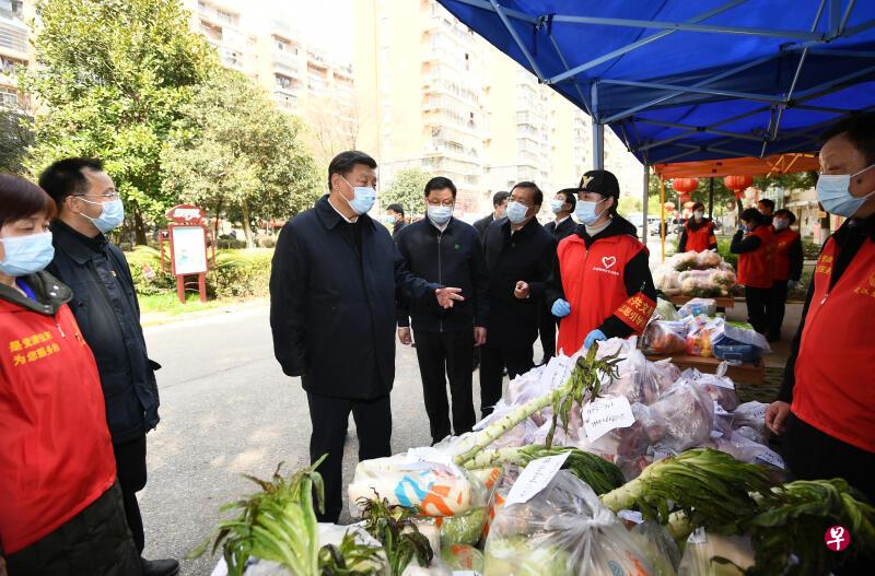 中国国家主席习近平昨天在武汉东湖新城社区生活物资集中配送点，了解米面粮油和蔬菜水果等生活物资的采购和供应情况。（新华社）