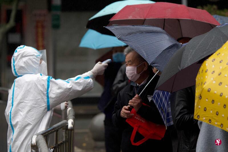 这场疫情恐怕还要持续数月，大陆因境外输入病例、本土无症状感染者而出现二次传播的风险还不小。（法新社）