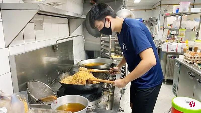 从准备食材、捡菜到炒米粉，李睿升都亲力亲为。（受访者提供）