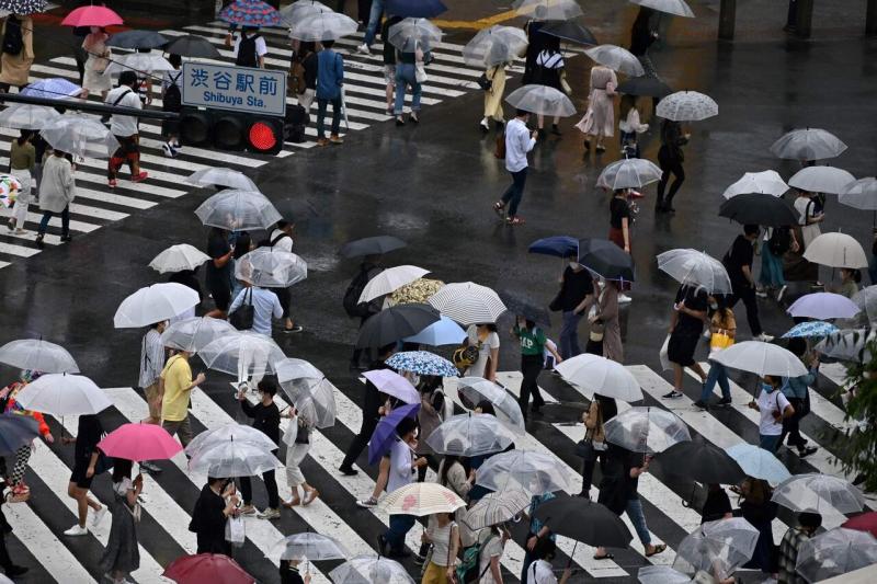 日本累计冠病确诊病例达1万7529起，累计死亡病例927起。其中，东京都累计确诊5544起。（法新社） 