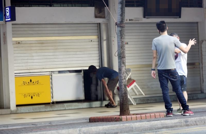 “协胜隆”咖啡店被要求暂停营业期间半开门卖咖啡。（曾宪隆摄）