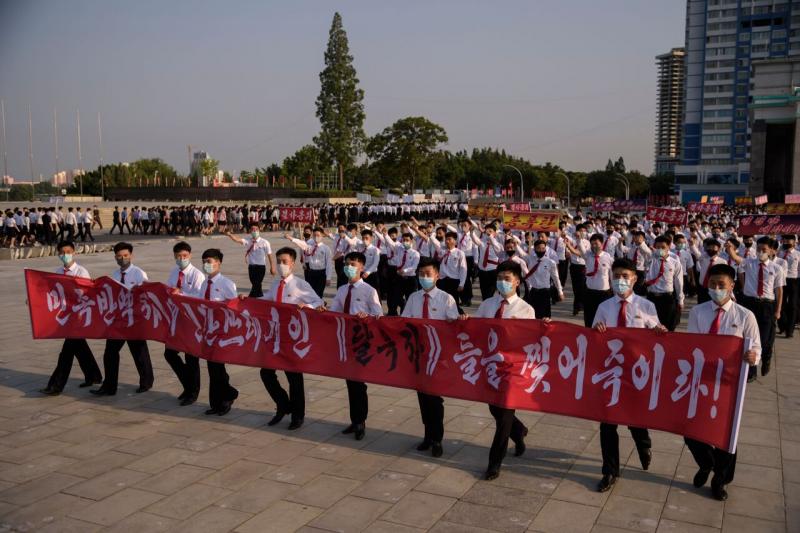 6月8日，朝鲜学生在平壤游行至金日成广场，谴责“脱北者”们为叛国者。（法新社） 