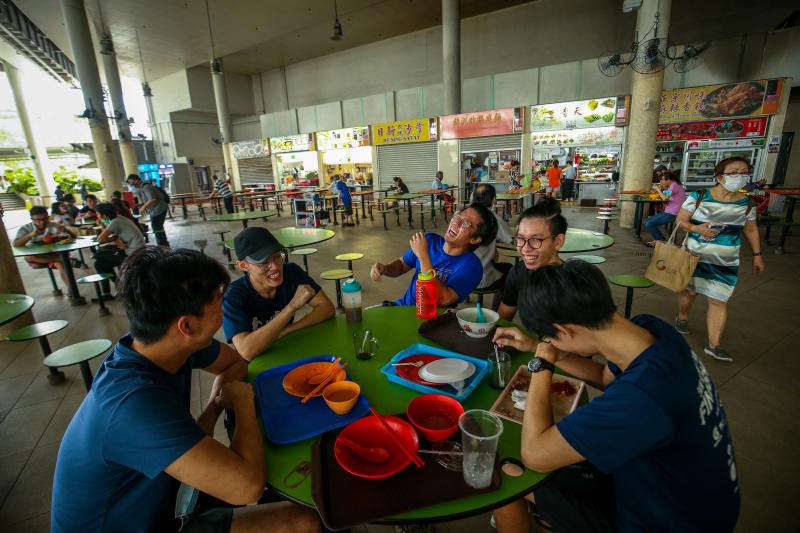 食客今早在勿洛小贩中心享用早餐。（叶振忠摄）