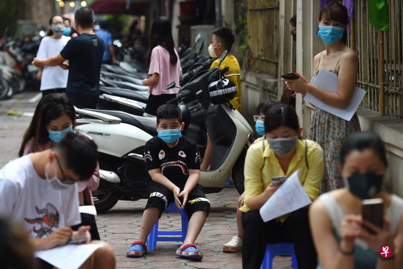 越南卫生部已下令所有在7月份访问岘港的人接受冠病测试。河内各区已经收到了2万1000个试剂盒，用于最近从岘港返回的居民。（法新社） 