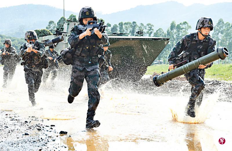 东部战区近日多军种多方向成体系出动兵力，在台湾海峡及南北两端连续组织实战化演练。图为早前陆军第74集团军“硬骨头六连”在广东海岸进行演习。（互联网）