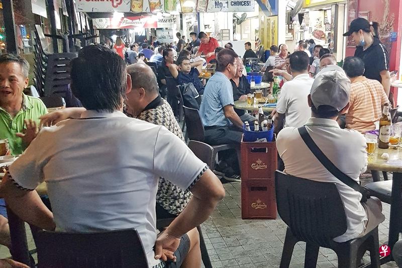 实龙岗中通道咖啡店外每晚满座，多名酒客前来喝酒。（徐颖荃摄）