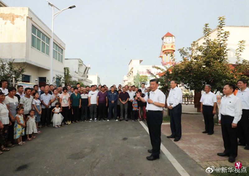 中共总书记习近平（右三）今天（18日）赴安徽考察调研。（新华视点微博）