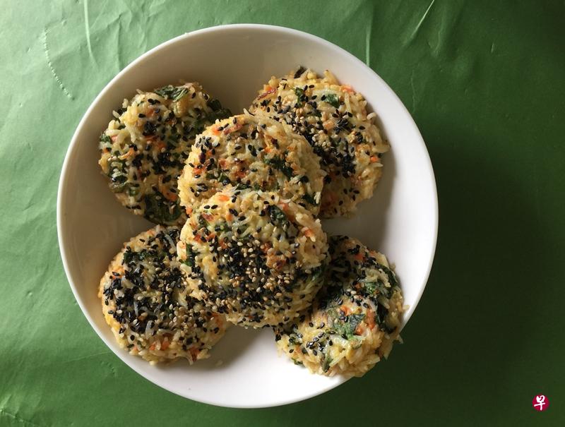 米饭鸡蛋煎饼外层酥脆，内层软糯。（黄靖晶摄）