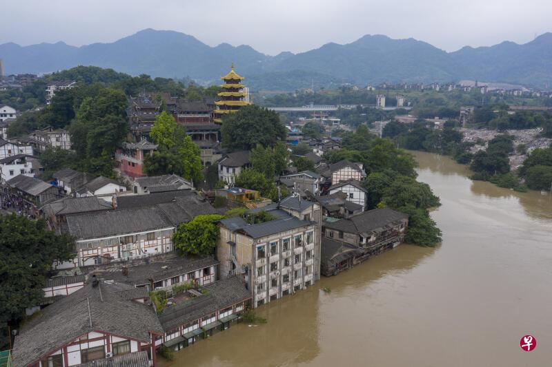 重庆磁器口古镇临江区域被洪水淹没（无人机照片）。 受上游强降雨及来水影响，2020年长江5号洪水、嘉陵江2号洪水将在8月18日至20日通过重庆中心城区。（新华社）