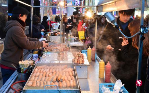 韩国首尔在未来的一周内，所有大排档、路边摊和移动餐车等下周晚上9点后禁止顾客在摊位就餐，遏制冠病疫情扩散。（档案照） 