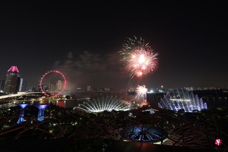 今年国庆，滨海堤坝上空燃放了璀璨的烟火。（陈斌勤摄）