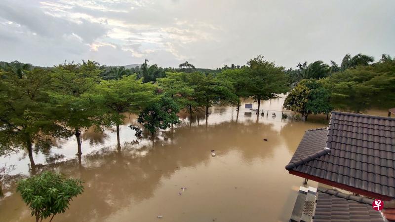 位于泰国南部的洛坤府暴雨成灾，洪水泛滥，至今夺走13条人命。（路透社） 