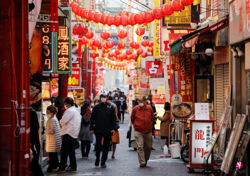 12月1日，日本横滨中华街的人流。（路透社） 