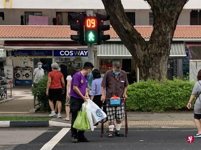 昇菘职员主动上前帮行动不便的老顾客提购物袋，还示意巴士和车子停下，确保老顾客安全过马路。（慈母舰） 