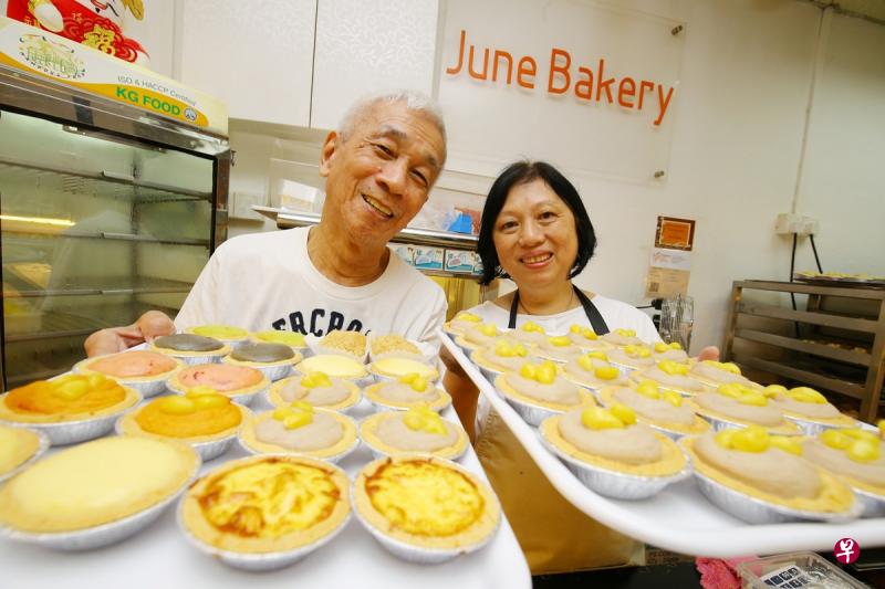 位于美芝路美雅大厦的传统糕饼店June Bakery由夫妻二人经营，丈夫傅成基掌柜，太太吴惠英掌厨。（何家俊摄）