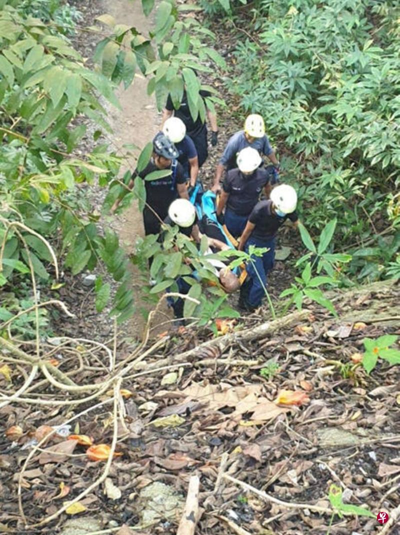 民防人员用担架把骑士抬出，据了解，骑士被救出时意识清醒。(取自面簿）