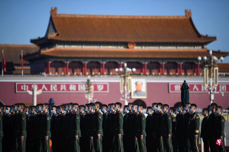 一群武警在北京天安门广场前排练。（法新社）