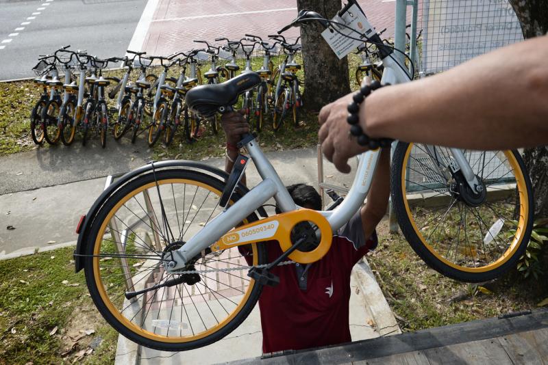 大叔想将oBike脚踏车占为己有，将100元塞给陆交局人员行贿。（档案照） 