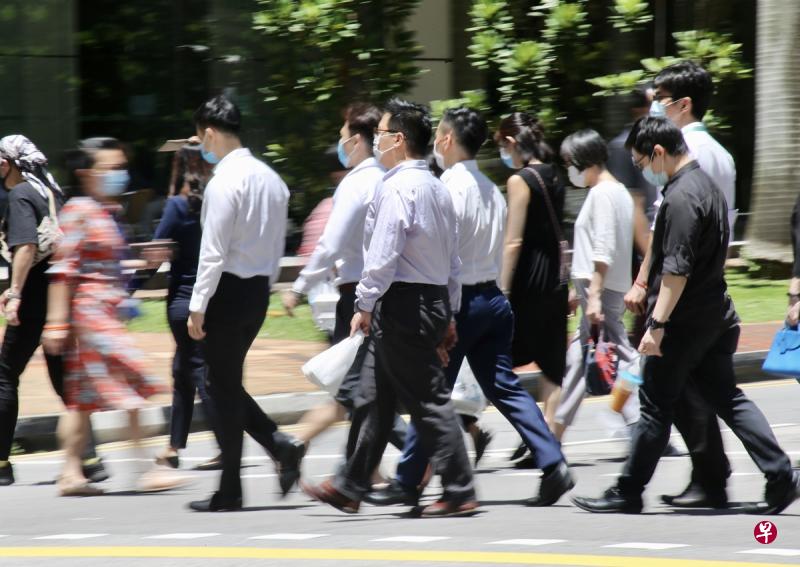 鼓励前景乐观的企业提前增聘人手的招聘奖励计划取得初步成效，计划实施首个月就有超过5万名本地员工受聘，其中半数为40岁以上的员工。（档案照片）